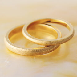 本日はtexture結婚指輪について ジュエリーにおける表面処理は 金銀銅の色味しかない金属に 色彩的要素を与えます 金属主体の結婚指輪には この色彩がoriginalityを生みます