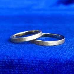 鎚目模様の結婚指輪