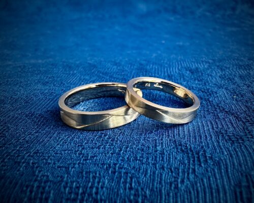 今日もコツコツ彫金作業吉祥寺は晴れ大きな雲が流れています

写真の結婚指輪 silva no4をお仕立て

個性的な素材K18PGでヘアライン仕上げ

折紙からデザインされたこの結婚指輪は幅や折目ピッチまでご注文いただけます

世界にひとつの結婚指輪をお手元に