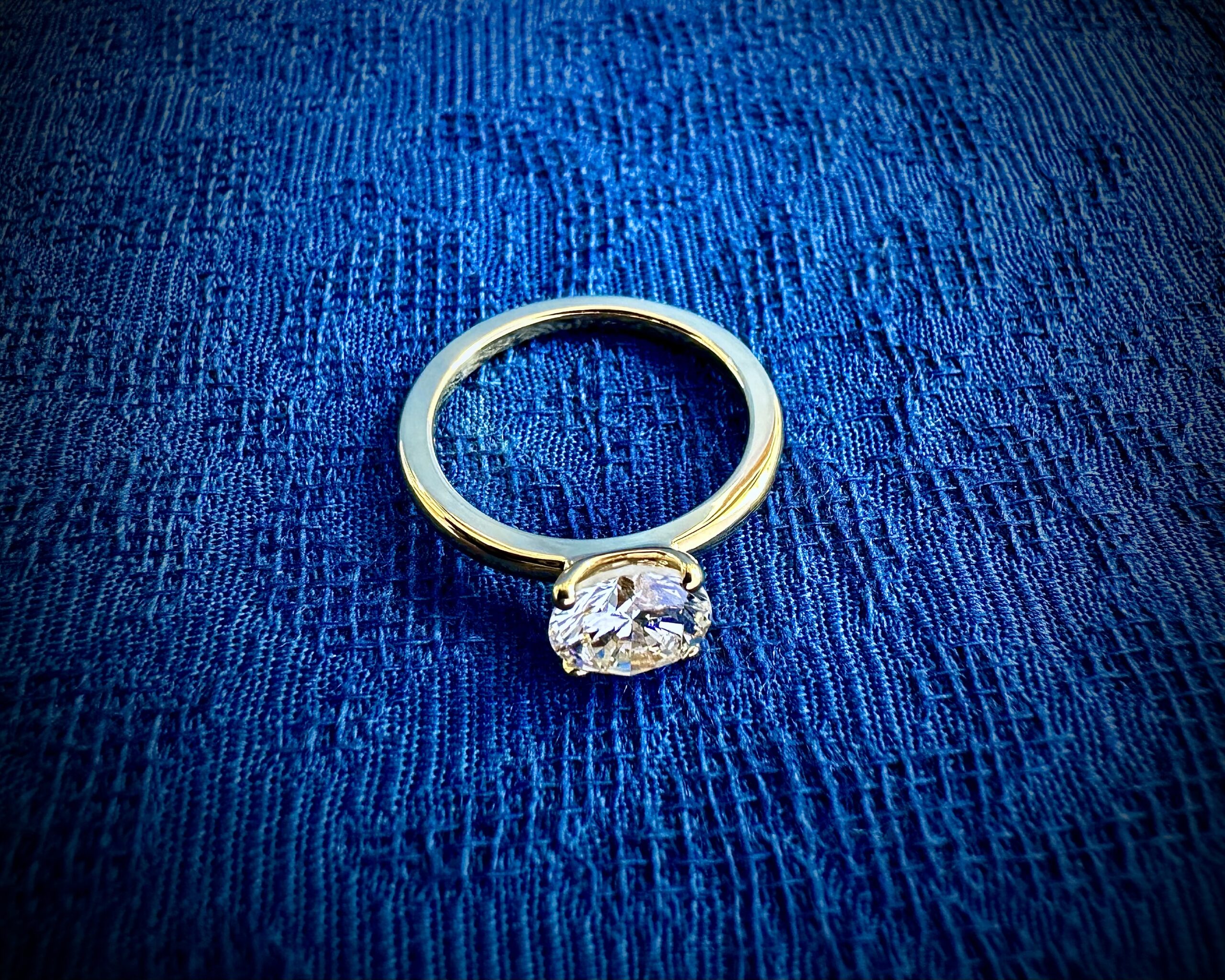今日もコツコツ彫金作業お婆様が所有していたダイヤモンドの指輪を お孫さんの婚約指輪に使い代々受け継いでいく まさに欧米のジュエリー文化です 宝石を受け継ぎデザインを変え世代にあった指輪に変える 全ての宝石にはストーリーがあり歴史を受け継ぎます material K18YG　　Diamond 1.05ct この指輪は４本爪で石の高さを最小限に抑え 完全に結婚指輪やファッションリングと重ねつけできる設計 色彩や組み合わせをお楽しみください 何気ないデザインの中にも機能や装着性、強度のバランスを展開しています PS Blue Dove Jewelry Studioは、世界的に活躍するジュエリーアーティスト山田直広のジュエリー工房にショップを併設しています。日本の量産品を取り扱うジュエリーショップと同じ価格帯でオーダージュエリーをお仕立ていたします。お気軽にお越しください。もちろん代々受け継がれた指輪などございましたらリフォームも承ります。モダンでサステナブルなジュエリー文化をお楽しみください。アーティストが直接ご相談をお受けいたします。 コンテンポラリージュエリーアーティスト 山田直広