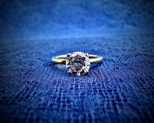 今日もコツコツ彫金作業お婆様が所有していたダイヤモンドの指輪を

お孫さんの婚約指輪に使い代々受け継いでいく

まさに欧米のジュエリー文化です

宝石を受け継ぎデザインを変え世代にあった指輪に変える

全ての宝石にはストーリーがあり歴史を受け継ぎます

material K18YG　　Diamond 1.05ct

この指輪は４本爪で石の高さを最小限に抑え

完全に結婚指輪やファッションリングと重ねつけできる設計

色彩や組み合わせをお楽しみください

何気ないデザインの中にも機能や装着性、強度のバランスを展開しています

PS

Blue Dove Jewelry Studioは、世界的に活躍するジュエリーアーティスト山田直広のジュエリー工房にショップを併設しています。日本の量産品を取り扱うジュエリーショップと同じ価格帯でオーダージュエリーをお仕立ていたします。お気軽にお越しください。もちろん代々受け継がれた指輪などございましたらリフォームも承ります。モダンでサステナブルなジュエリー文化をお楽しみください。アーティストが直接ご相談をお受けいたします。

コンテンポラリージュエリーアーティスト 山田直広