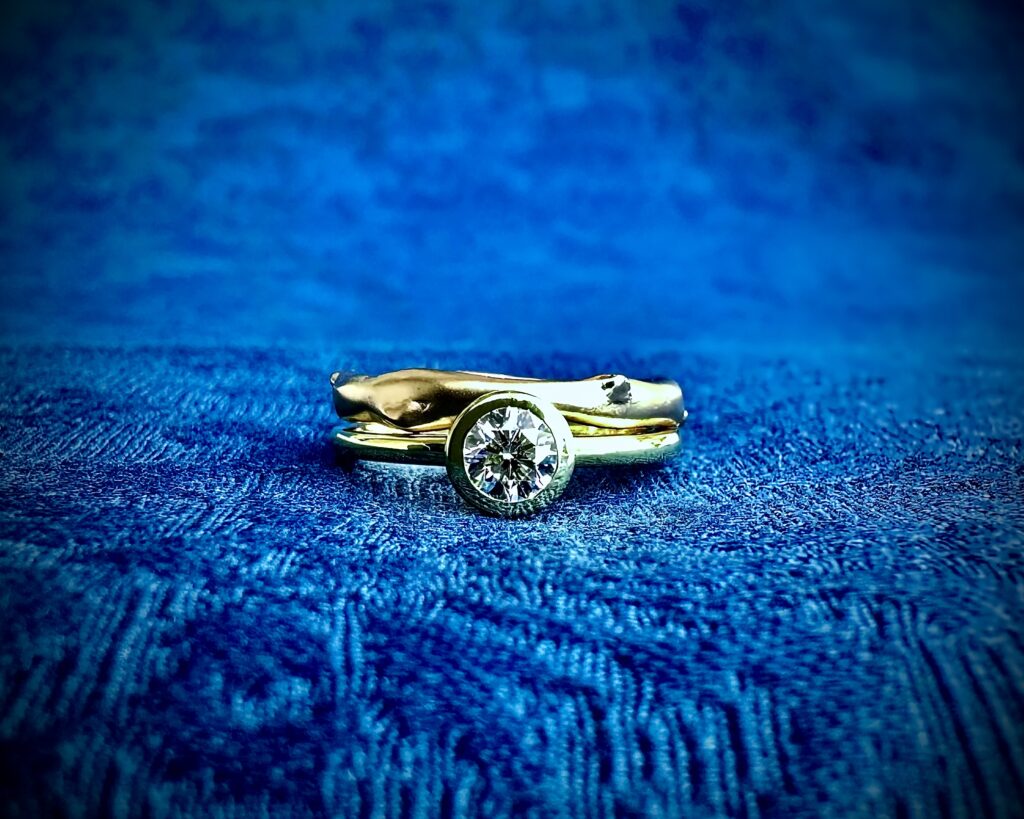 吉祥寺でオーダージュエリー店で婚約指輪・結婚指輪をつくるBlue Dove Jewelry Studioはオーダージュエリー店 ジュエリースタジオ（ジュエリー工房）とはジュエリーを工房で一から作り出します お客様とデザイン、素材、サイズなどをご相談し、お好みのジュエリーをつくります 欧米のジュエリーの歴史から言えば、代々引き継いだ宝石を街のジュエリースタジオでリフォーム(リペア)します 大切に預かり完成まで外部に出すことはなく製作し完成させます ※これを行なっているジュエリーショップ(店舗)は日本にほとんどありません そいのためBlue Dove Jewelry Studioでは下写真のようにお客様のご相談スペースのすぐ横に彫金机(bench)や多くの工具類が並びます